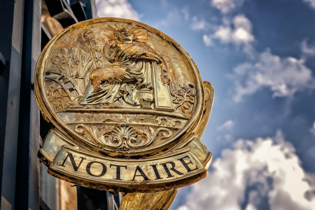 Le panonceau, à l’effigie de la République Française, est apposé sur les façades de toutes les études notariales de France.